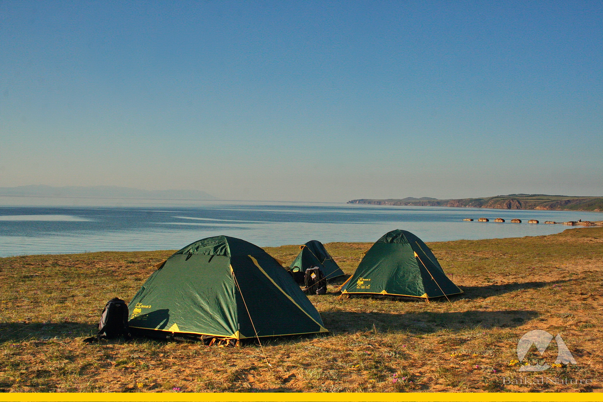 Лагерь на берегу озера. Кемпинг на Байкале остров Ольхон. Палаточный лагерь на Байкале остров Ольхон. Кемпинг на озере Байкал. Байкал палаточный городок.